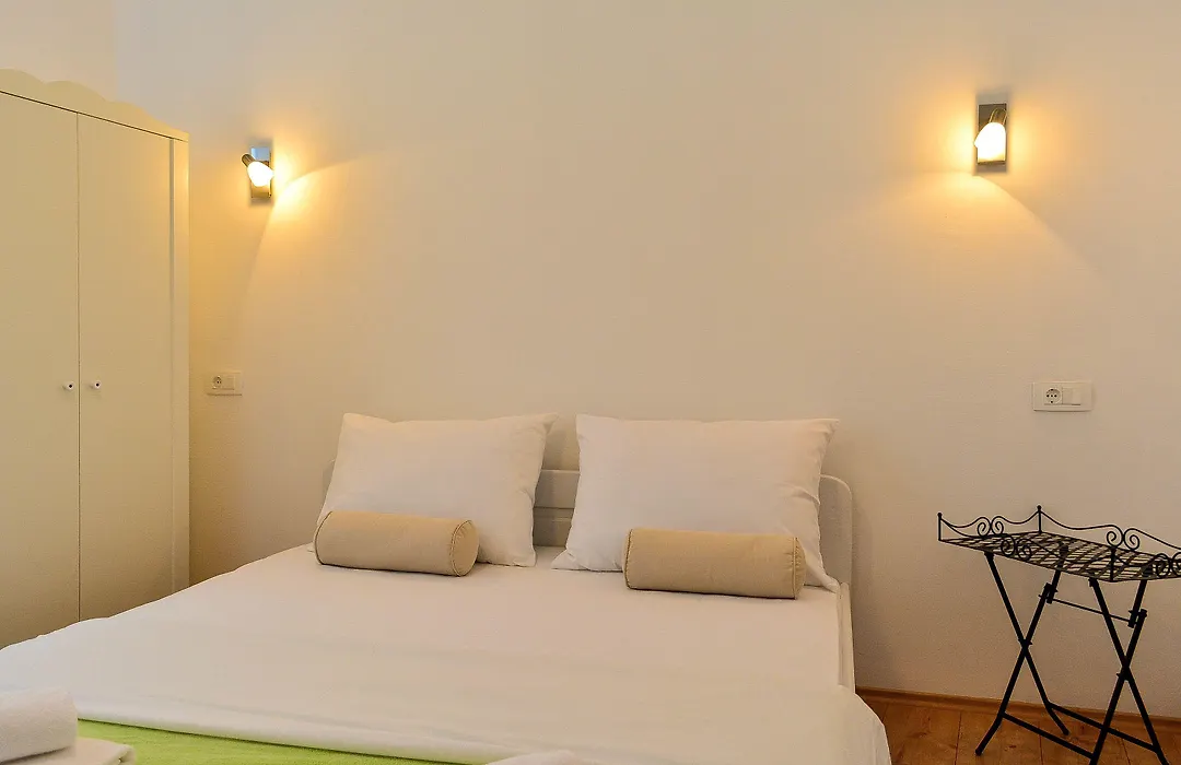 Golden B&B-1